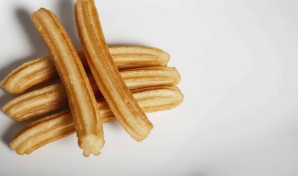 ¿Cómo hacer churros españoles crujientes con chocolate caliente cremoso?
