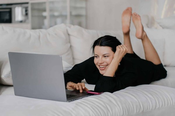 ¿Cuáles son los espectáculos de comedia que no te puedes perder para una noche de risas entre amigos?